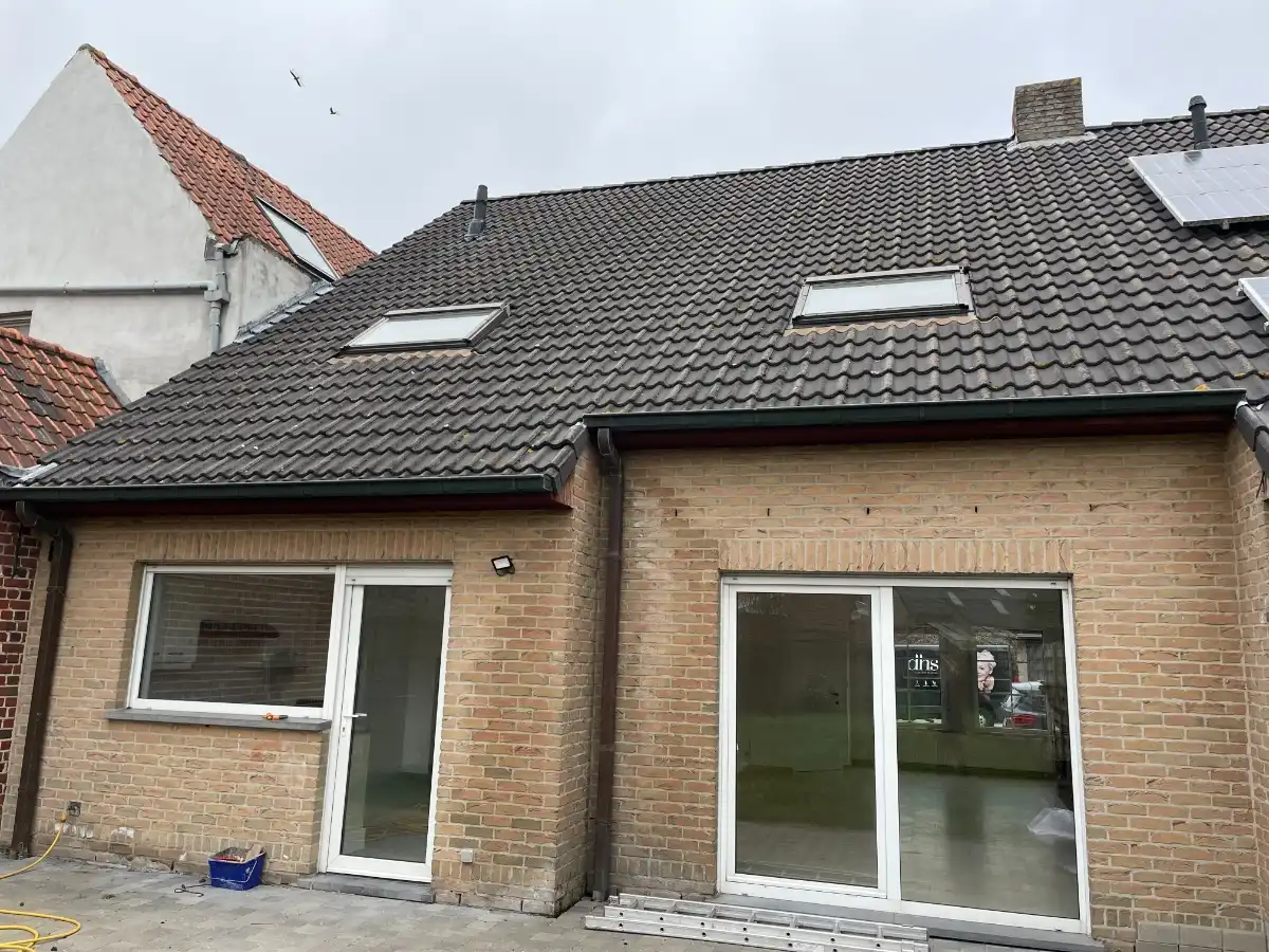 EENGEZINSWONING met tuin & garage foto 2