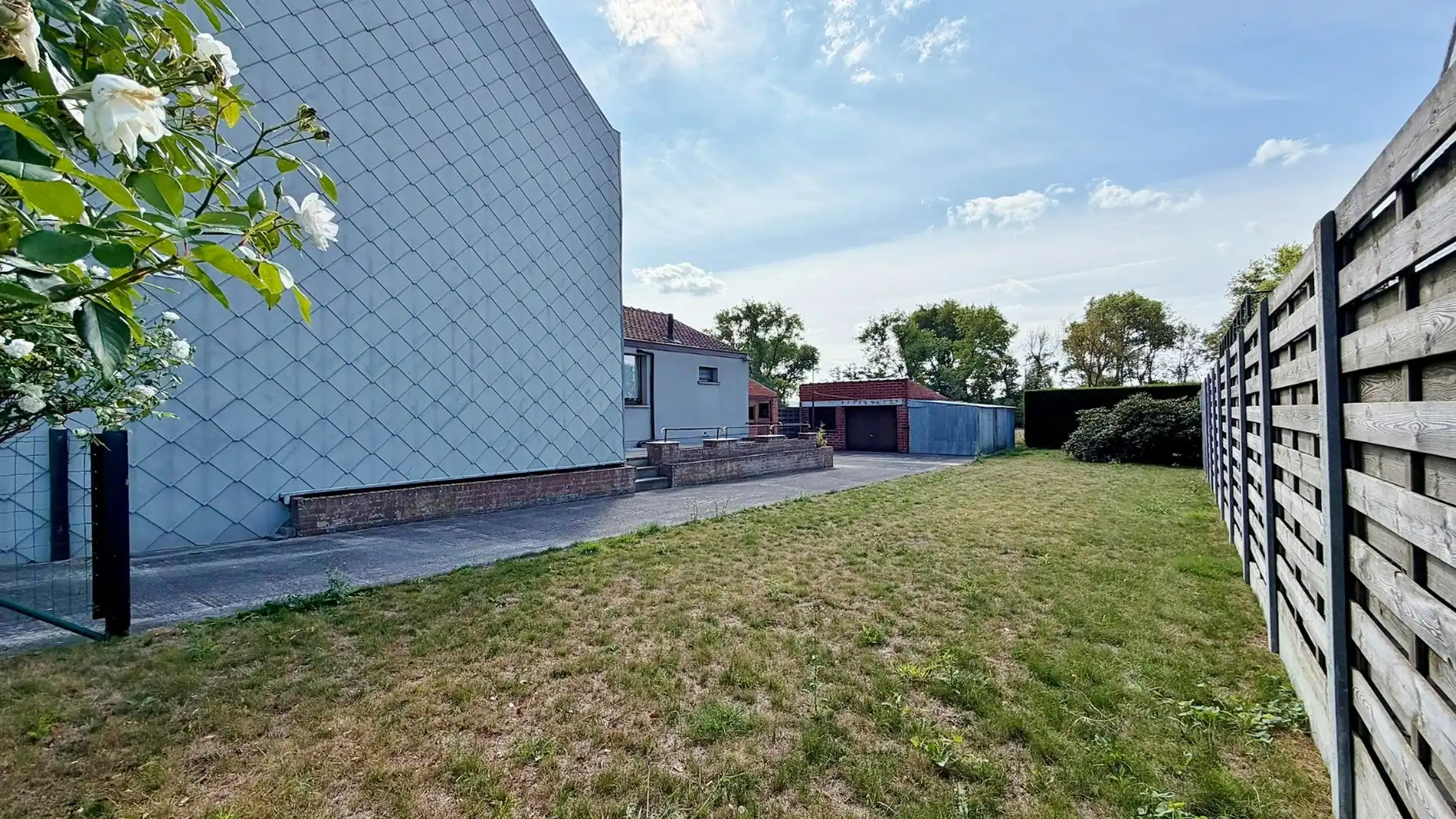 Goed onderhouden halfopen woning met 4 slaapkamers, zonnige tuin en garage. foto 12