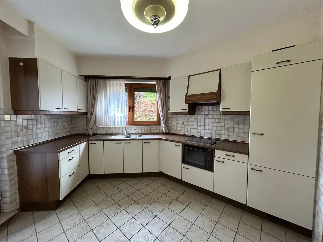 Ruim gelijkvloers appartement met 2 slaapkamers, terras, kelderberging en afgesloten garagebox. foto 3
