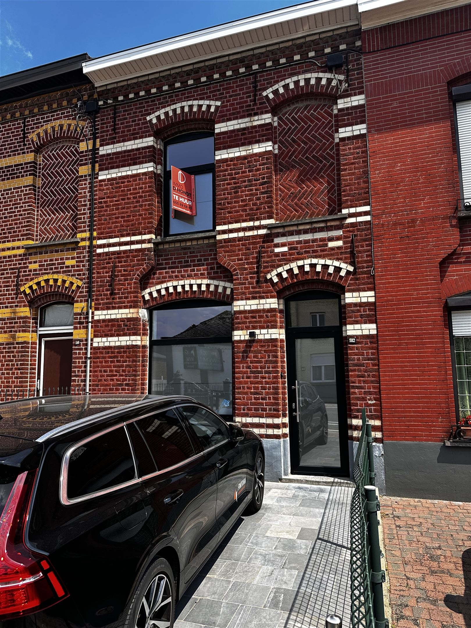Gerenoveerde woning te huur nabij centrum Ronse. foto {{pictureIndex}}