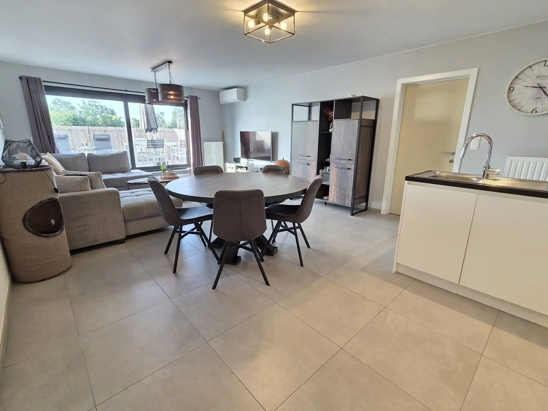 Instapklaar 2slpk- appartement met zuidgericht terras en carport in hartje Berlaar foto 3