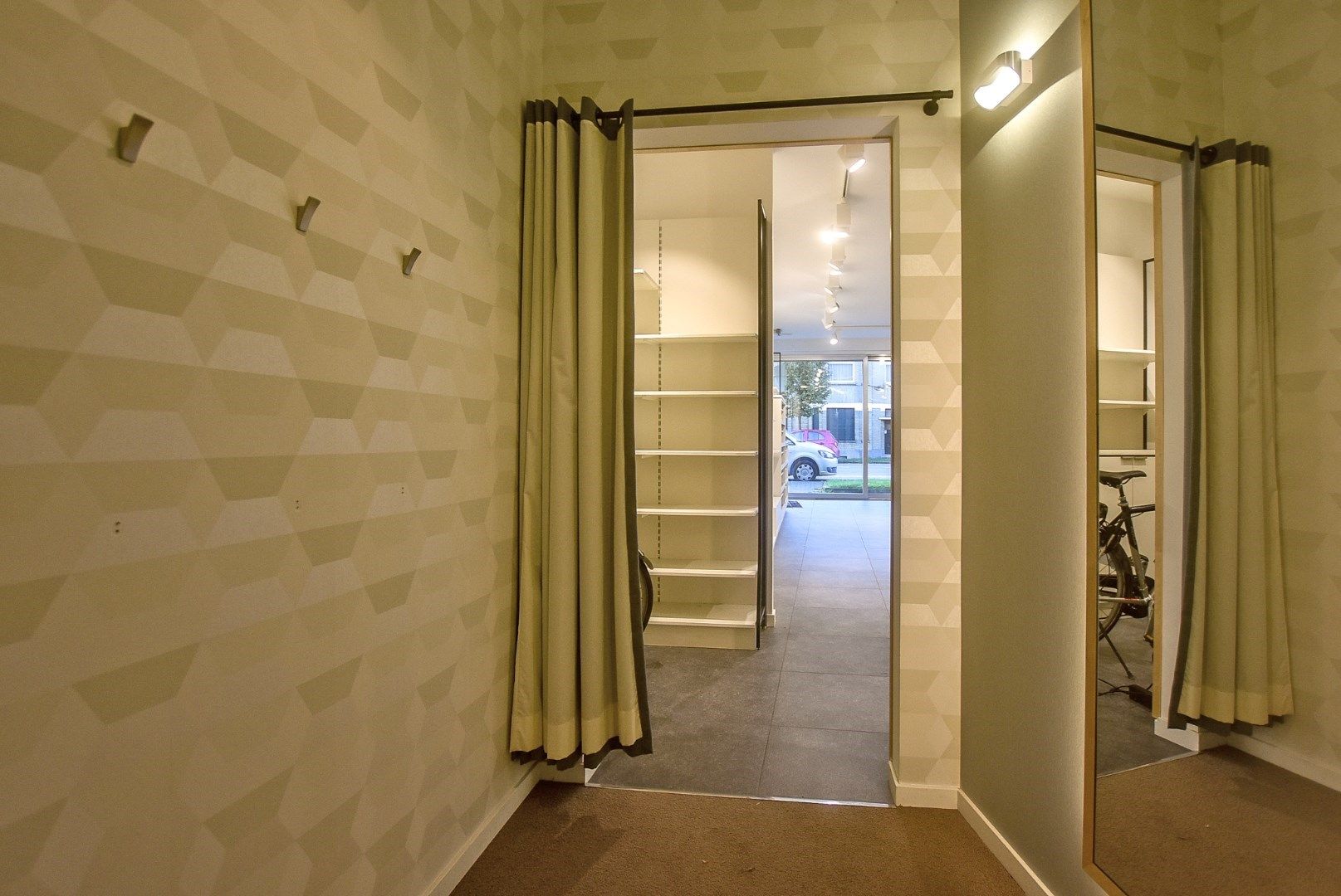 Gerenoveerd ruim handelsgelijkvloers te huur (324m²) in het centrum van Diksmuide.  foto 10