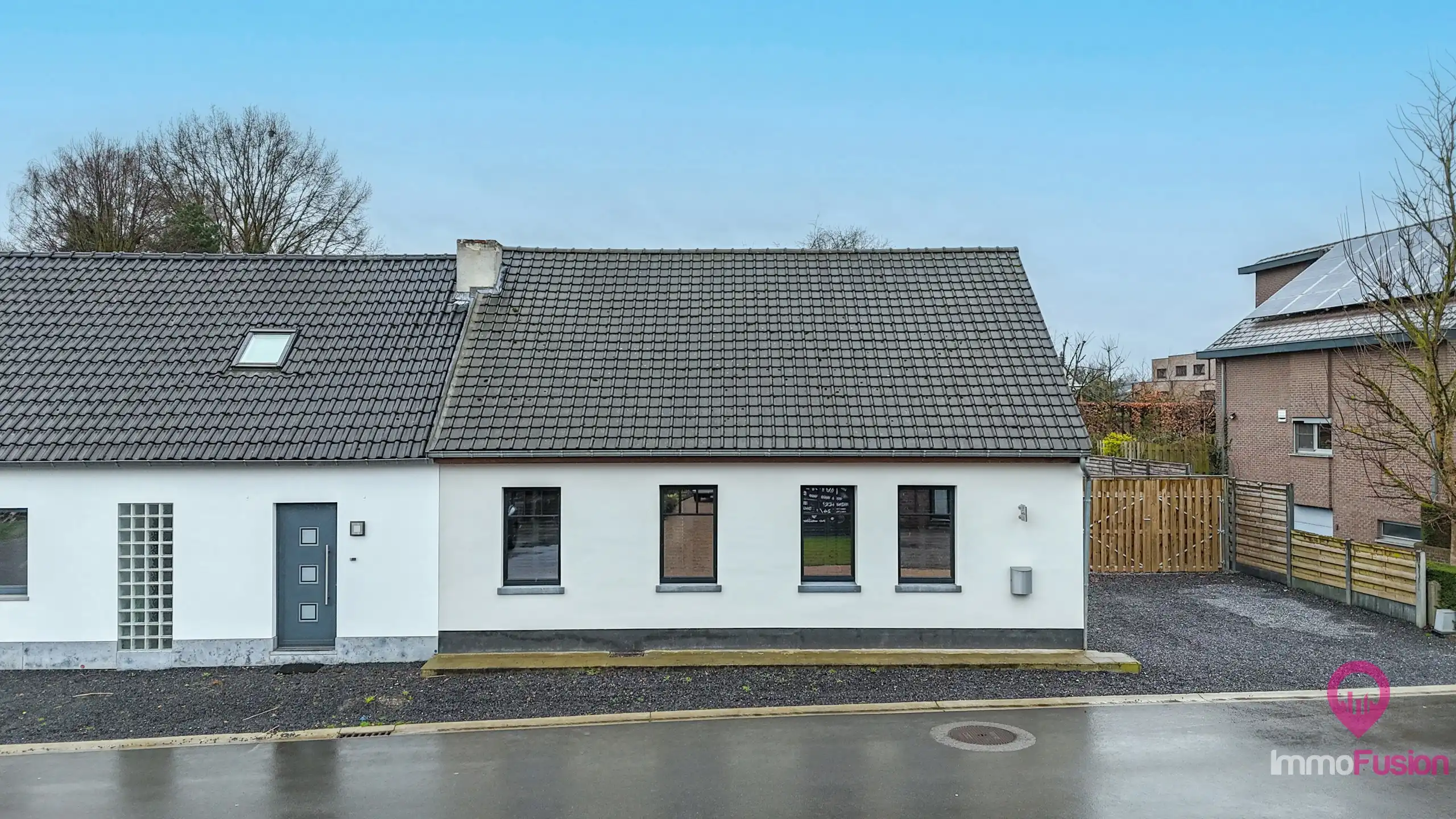 Gerenoveerde landelijk moderne woning op 28 are met 4 suites! foto {{pictureIndex}}