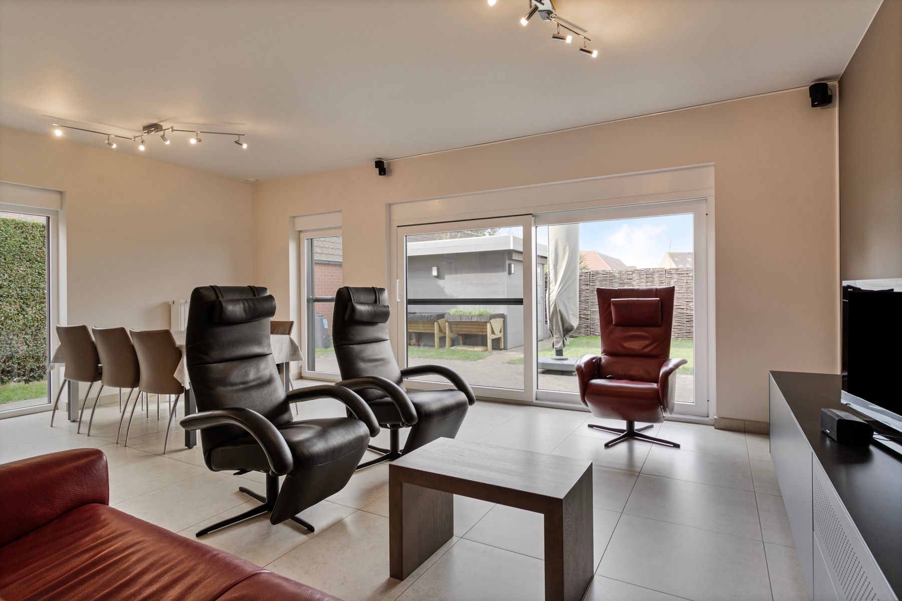 Recente instapklare woning met 4 slaapkamers ! foto 3
