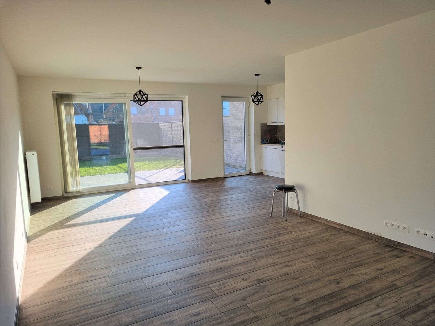 Halfopen woning in rustige straat foto 3