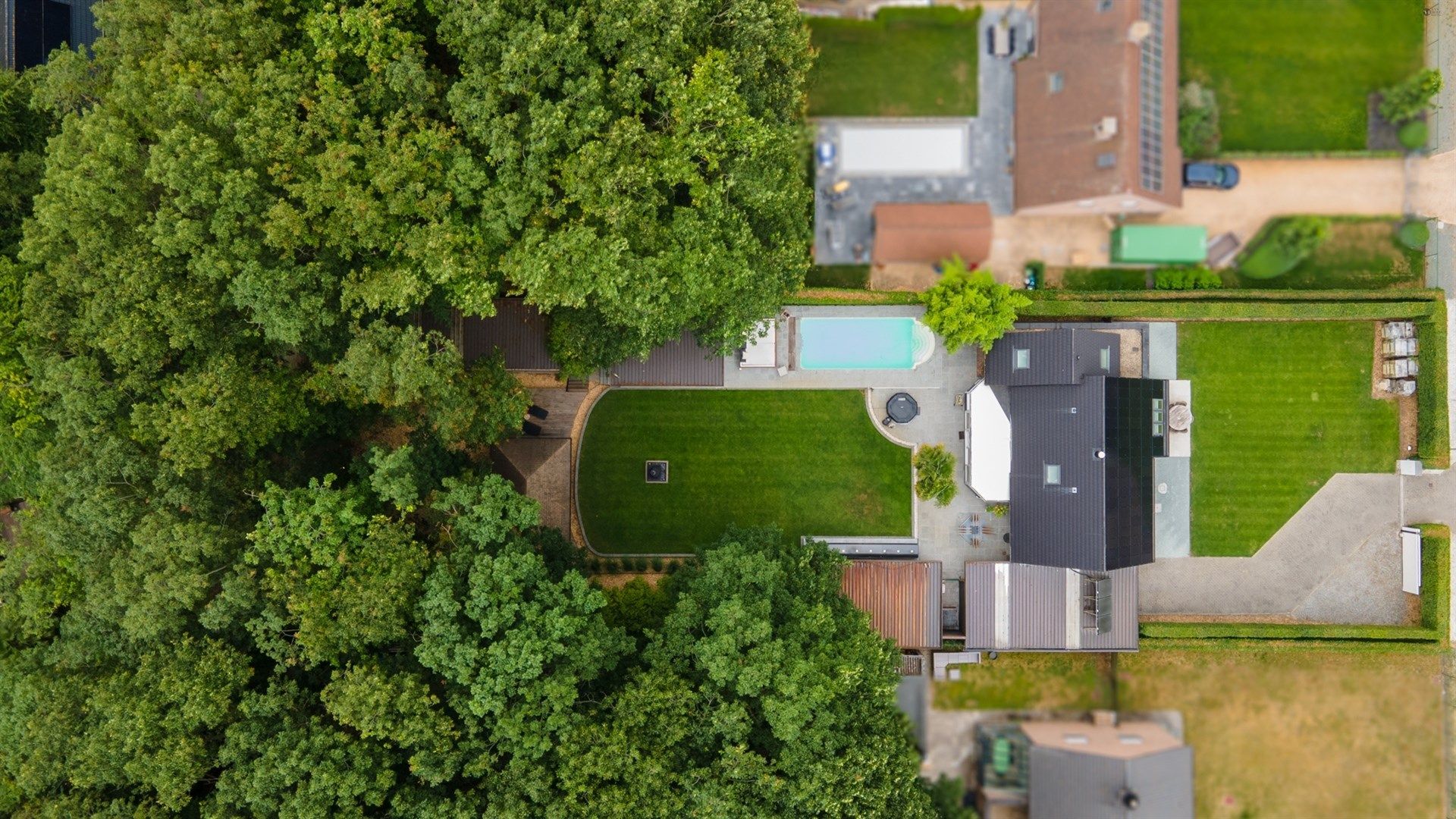 Villa met prachtige tuin, zwembad en bijgebouwen op 2.063m². foto 2