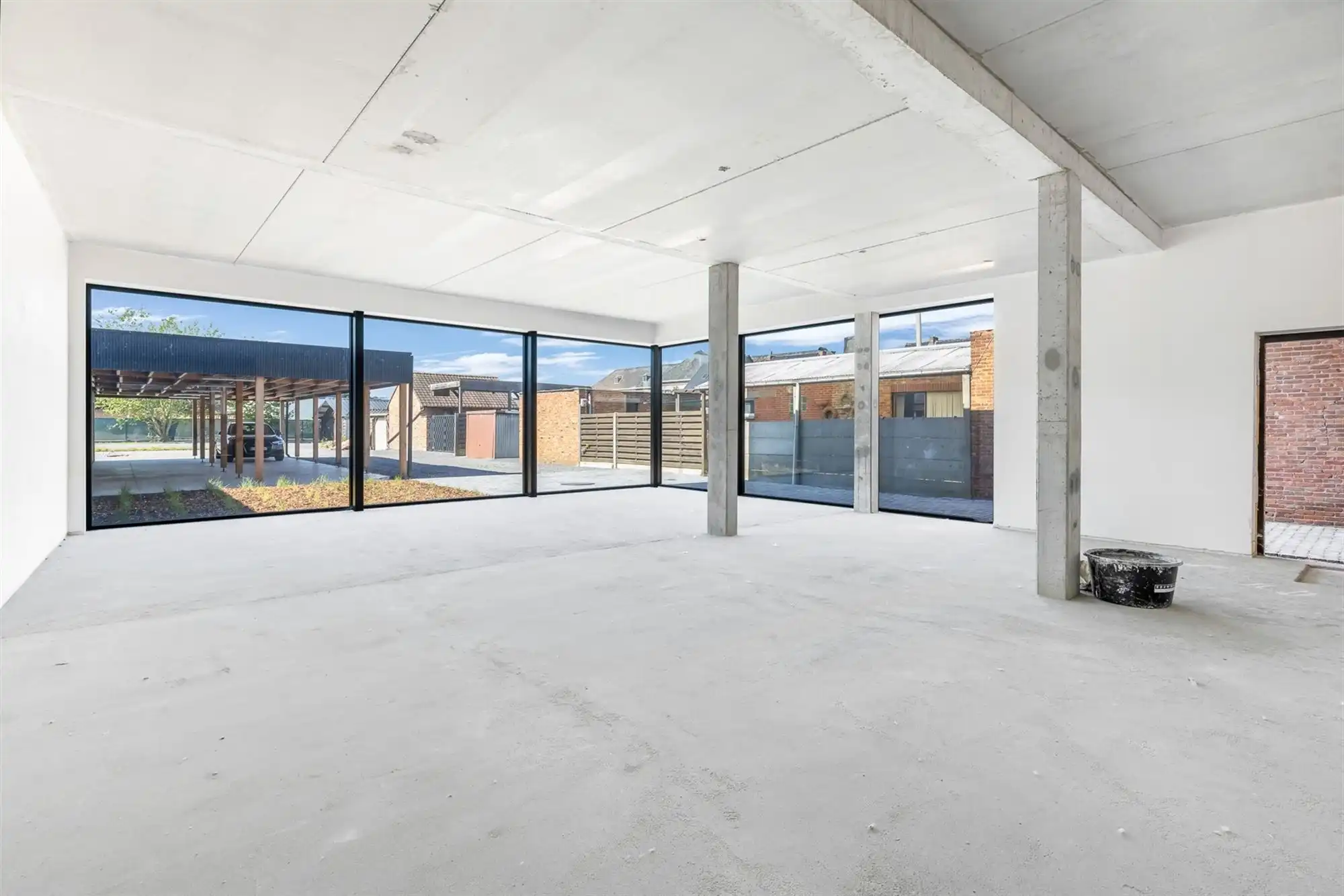 HANDELSRUIMTE VAN 195M² MET GROTE RAAMPARTIJEN, OPEN STRUCTUUR VOOR TALLOZE MOGELIJKHEDEN EN RUIME PARKEERMOGELIJKHEDEN AAN DE ACHTERZIJDE foto 8