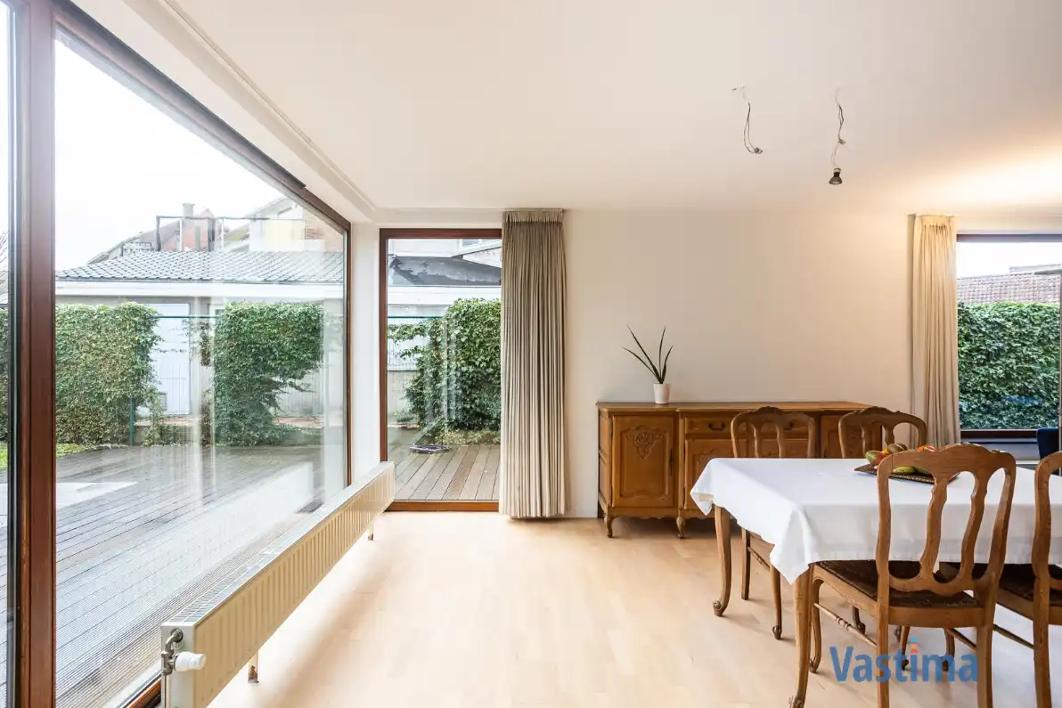 Ruime halfopen gezinswoning met praktijkruimte en tuin foto 11