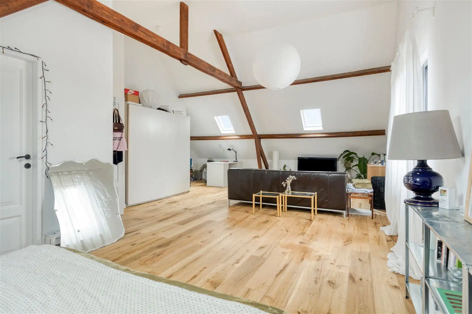 Karaktervolle halfopen bebouwing in rustige woonwijk foto 29