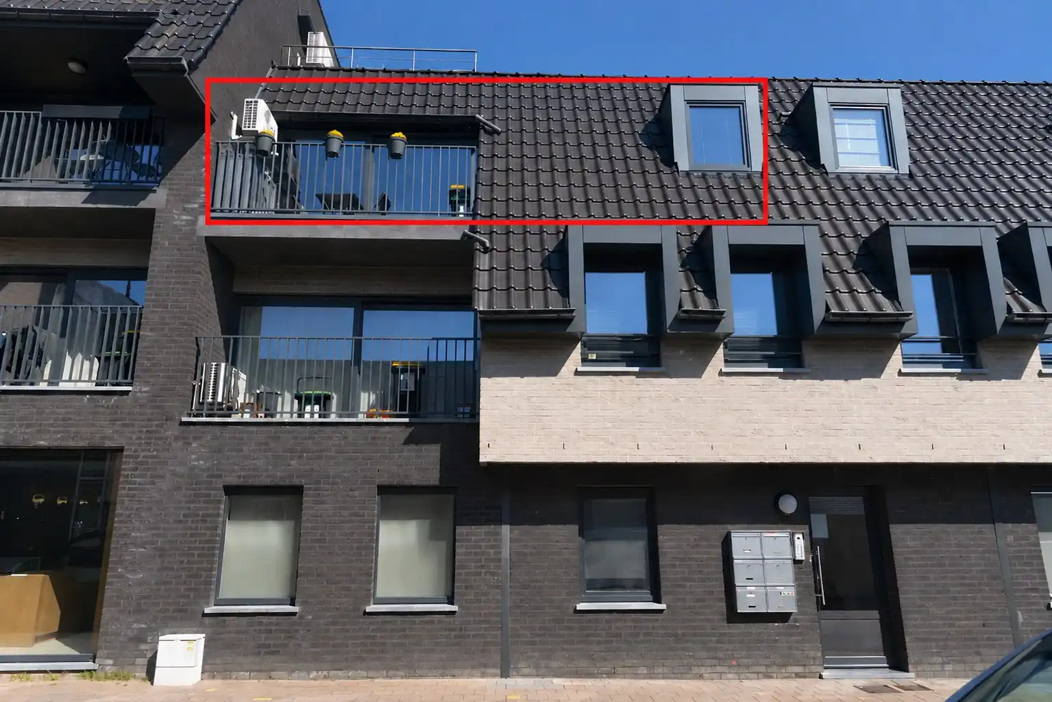 Instapklaar appartement met afzonderlijke garage en terras foto 16