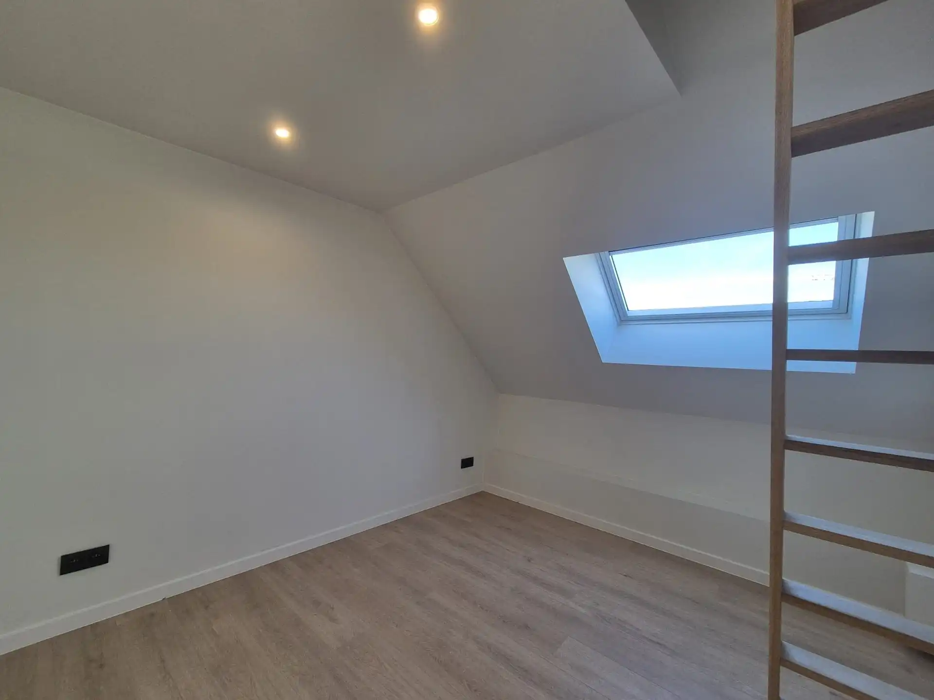 Ruime en luxueus afgewerkte duplex met 4 slaapkamers, terras en tuin. foto 18