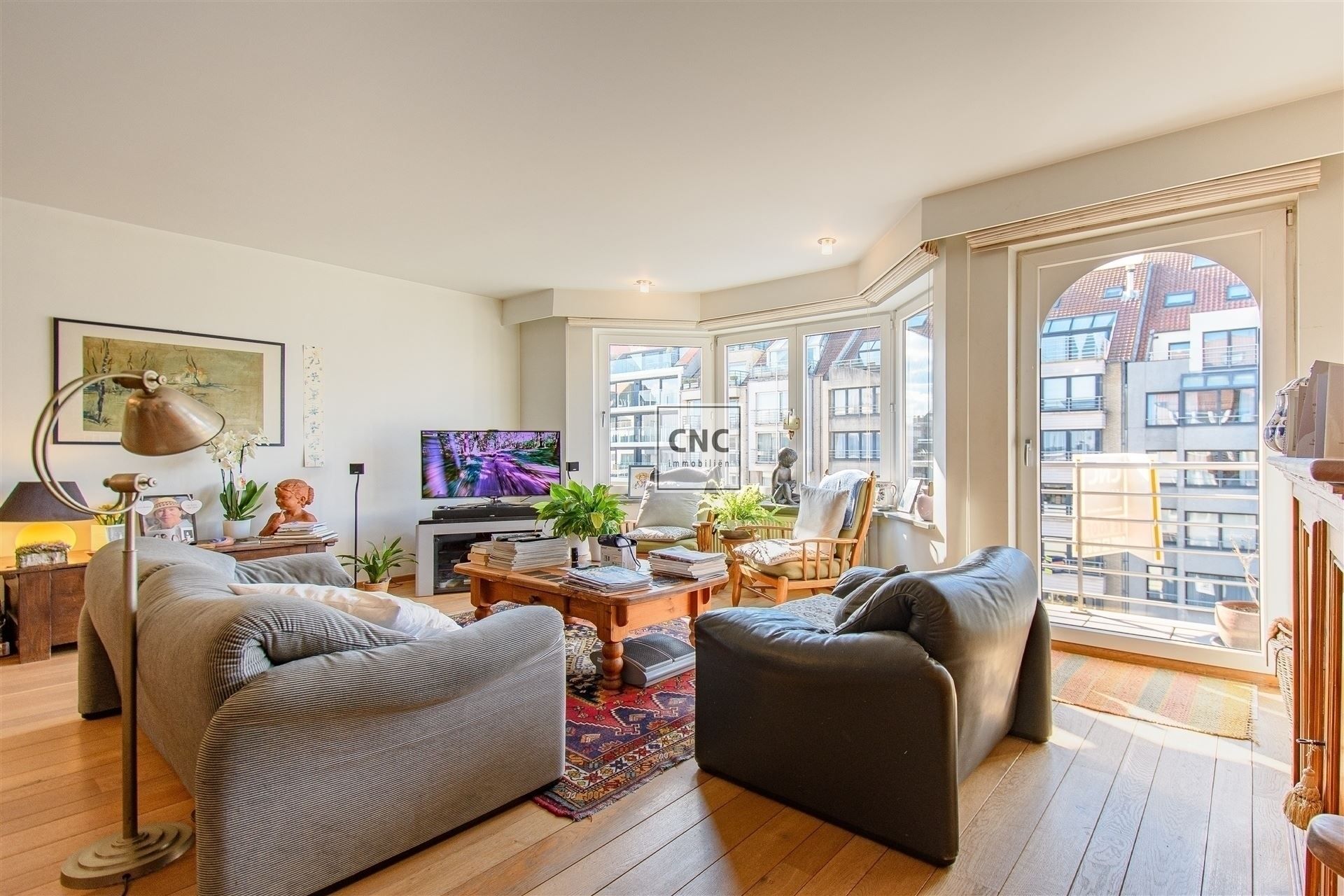 Mooi, goed onderhouden 2 slaapkamer-appartement in het hart van Knokke, gelegen op de vierde verdieping van de residentie "Euro 2000-II". Mogelijkheid tot aankoop van parking in nabije omgeving.  foto 3