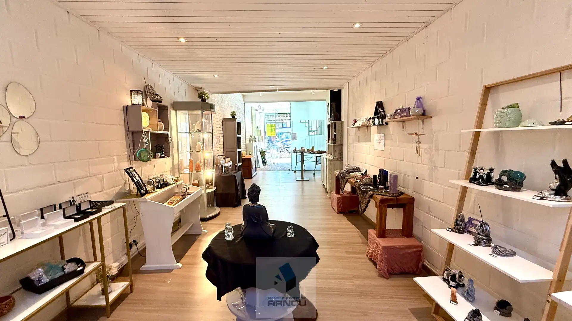 Commercieel gelegen handelsruimte met mooie etalage foto 6