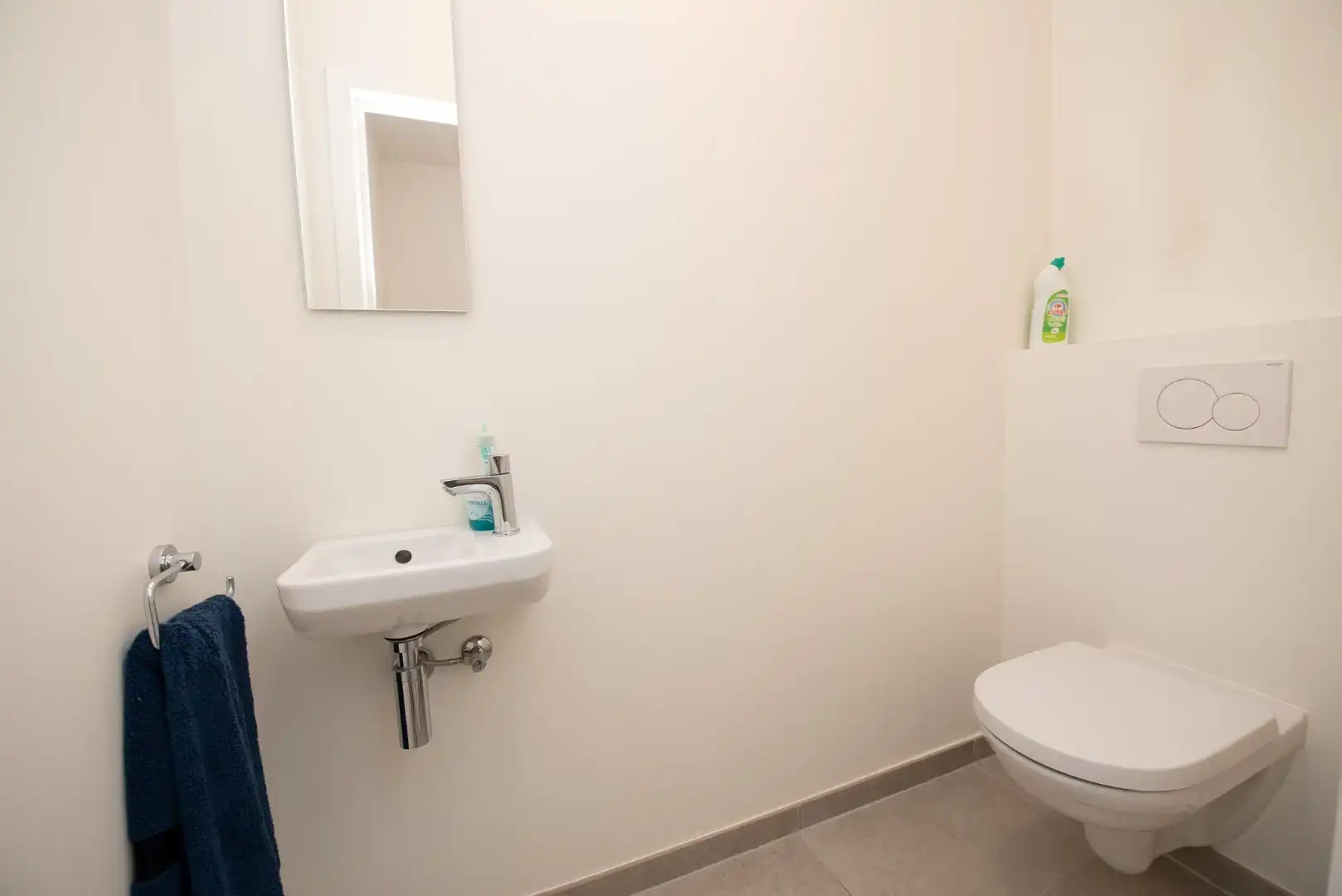 Prachtig gelijkvloers appartement te Sint-Eloois-Vijve met tuintje en overdekt terras.  foto 8