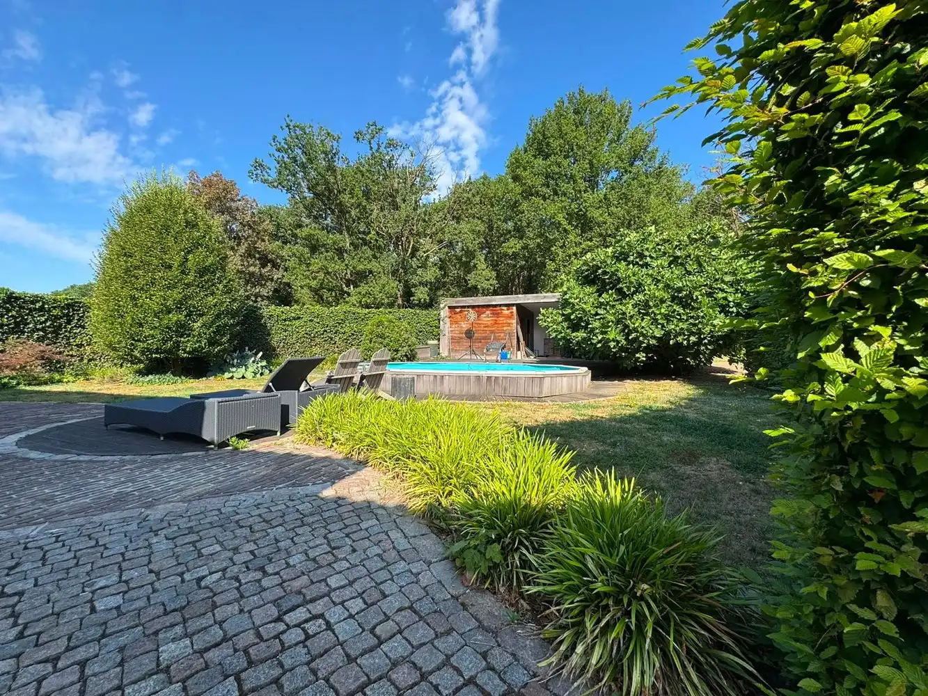 Villa met zwembad en bijgebouw foto 5