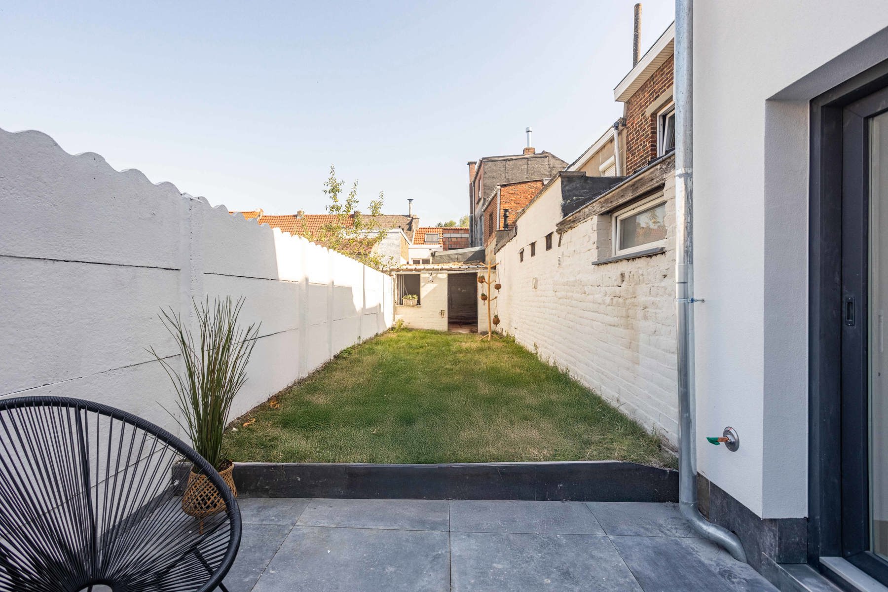 Instapklare, totaal gerenoveerde rijwoning met tuin foto 16