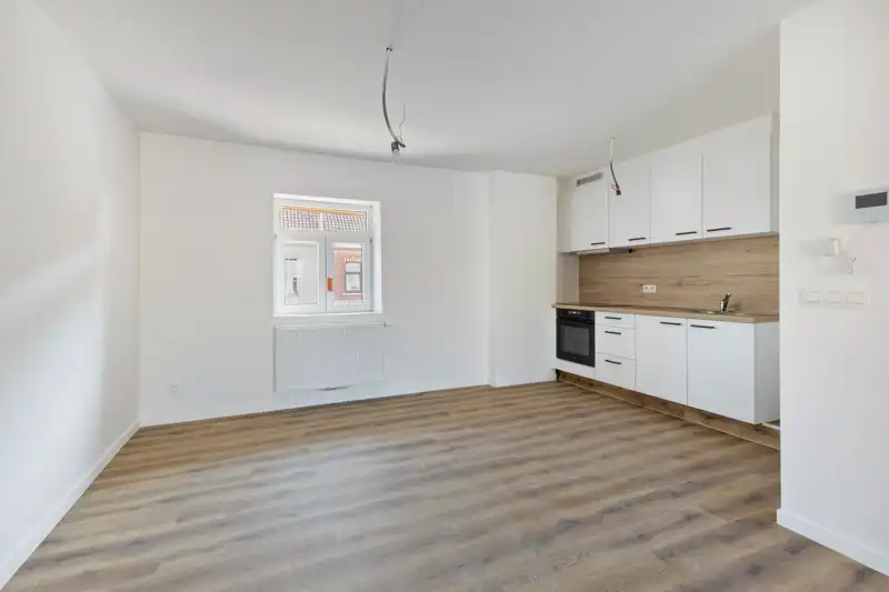 Volledig gerenoveerd, 1 slaapkamer appartement  met terras en parkeerplaats TE KOOP in Beveren-Leie! foto 11