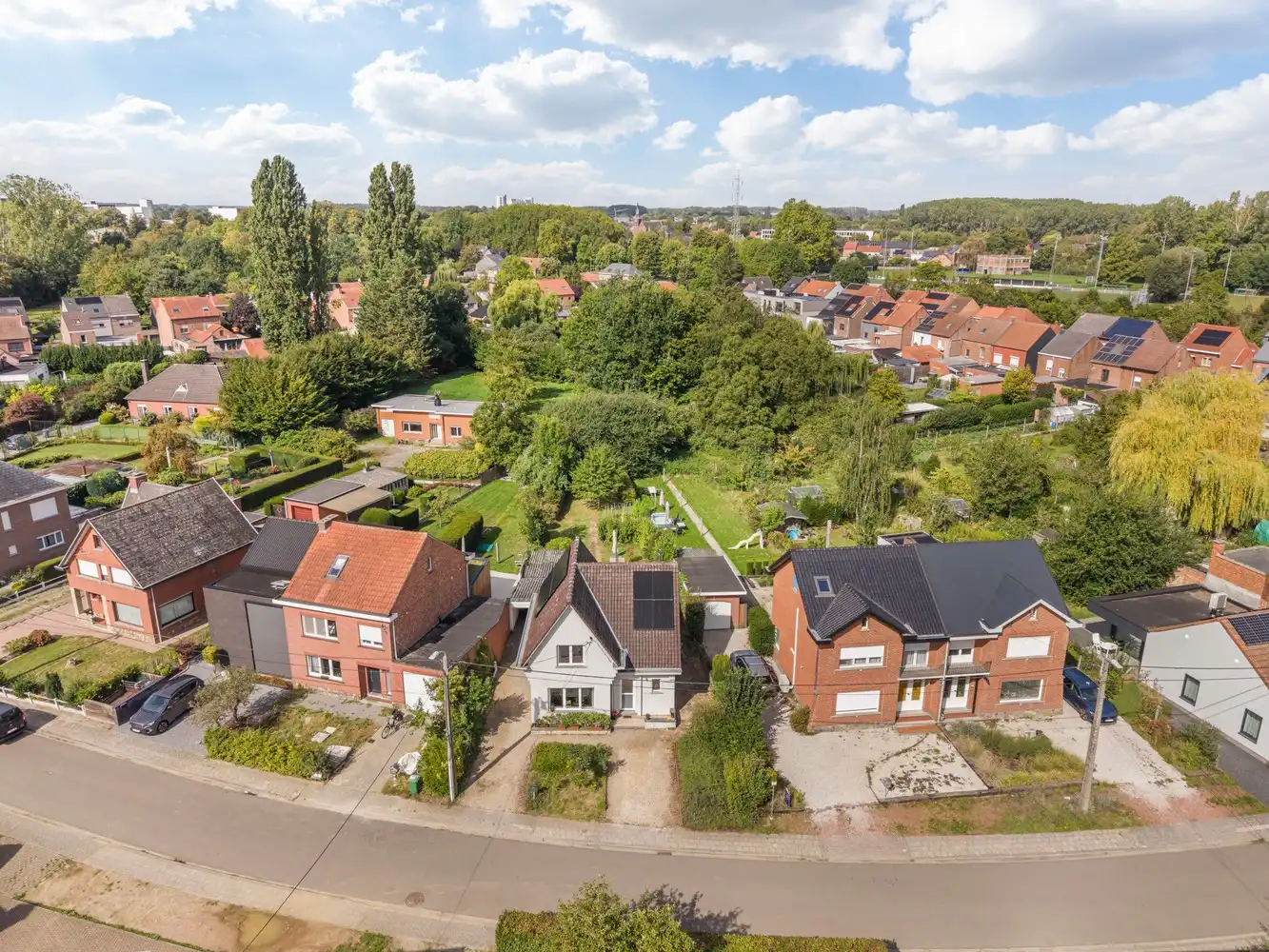 Goed gelegen, vrijstaande en lichtrijke woning met een oprit met een garage, 3 slaapkamers en een diepe tuin te Wilsele! foto {{pictureIndex}}