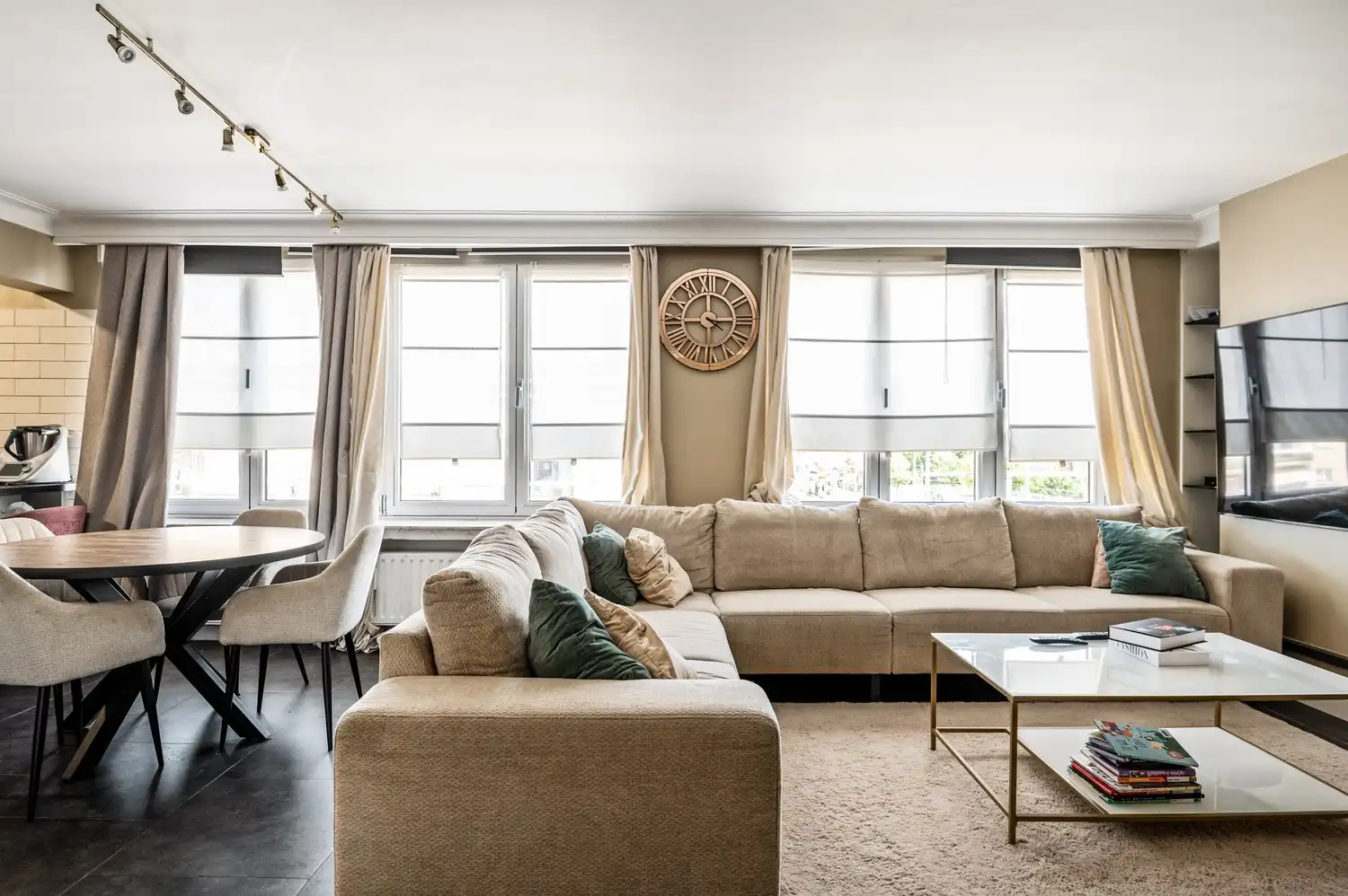 Ruim hoekappartement met veel lichtinval en autostaanplaats! foto {{pictureIndex}}