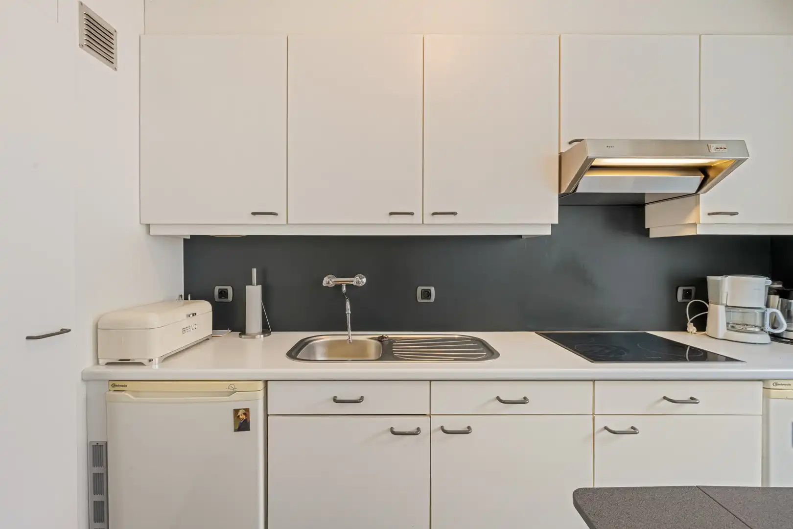 BREDENE | Instapklaar appartement vlak bij het strand met 2 slaapkamers en staanplaats foto 8
