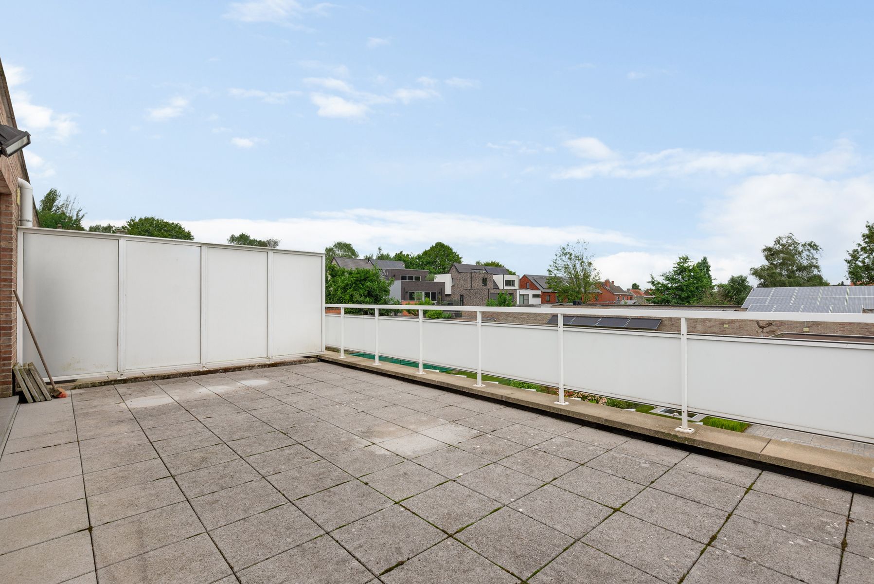 Goed onderhouden appartement met ruim terras & 2 garages foto 12