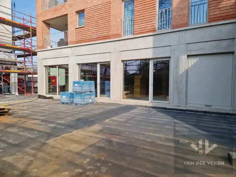 Casco en centraal gelegen nieuwbouw handelsgelijkvloers (160m²) met gezellig terras (130m²) op een TOPlocatie! foto {{pictureIndex}}