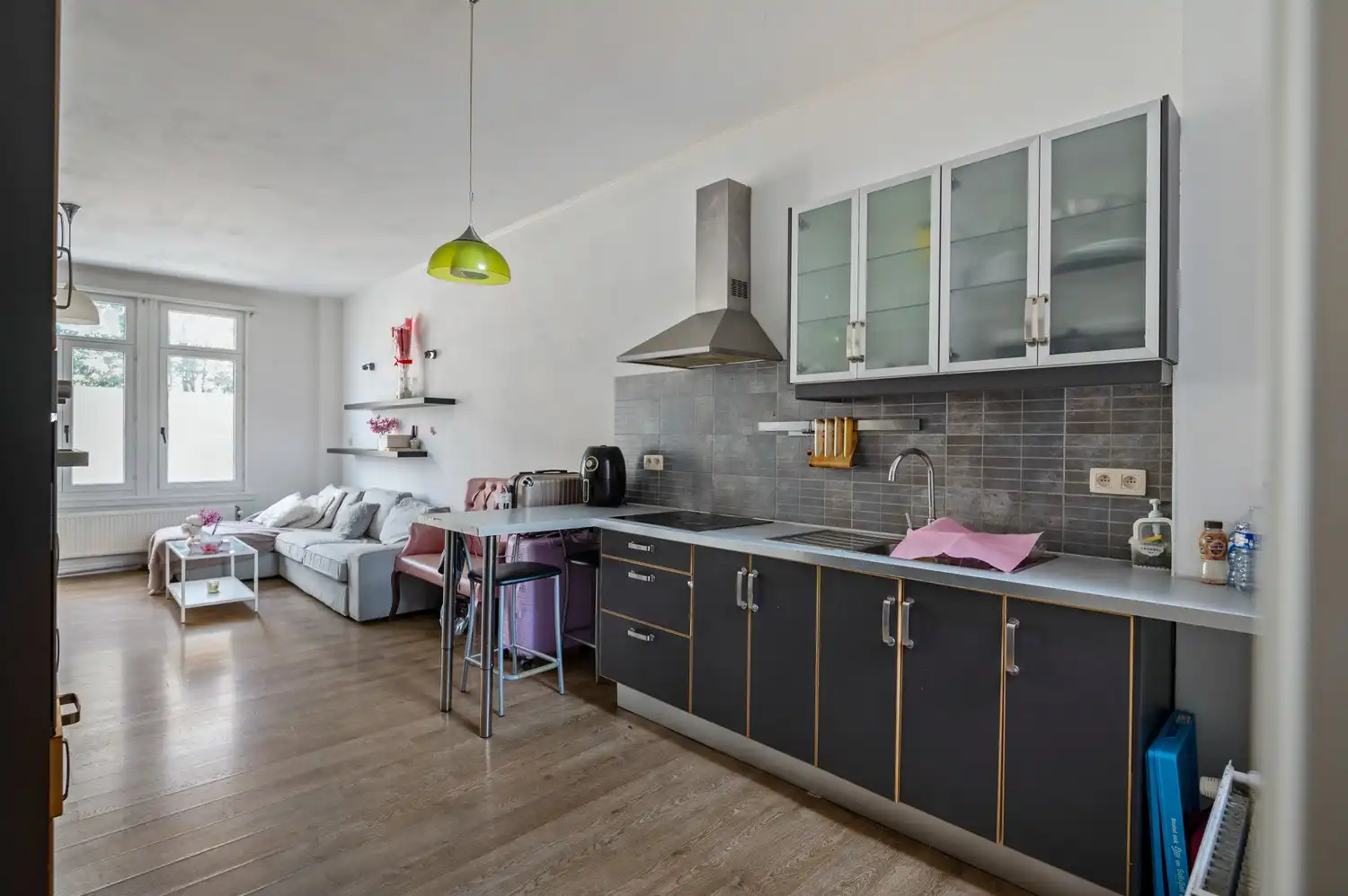 Verzorgd 1 slaapkamer appartement op uitstekende locatie! foto 2