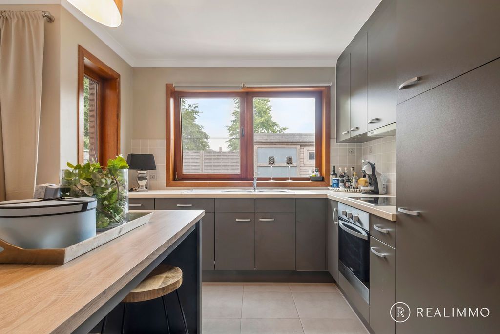 Recente halfopen woning in rustige straat! foto 8