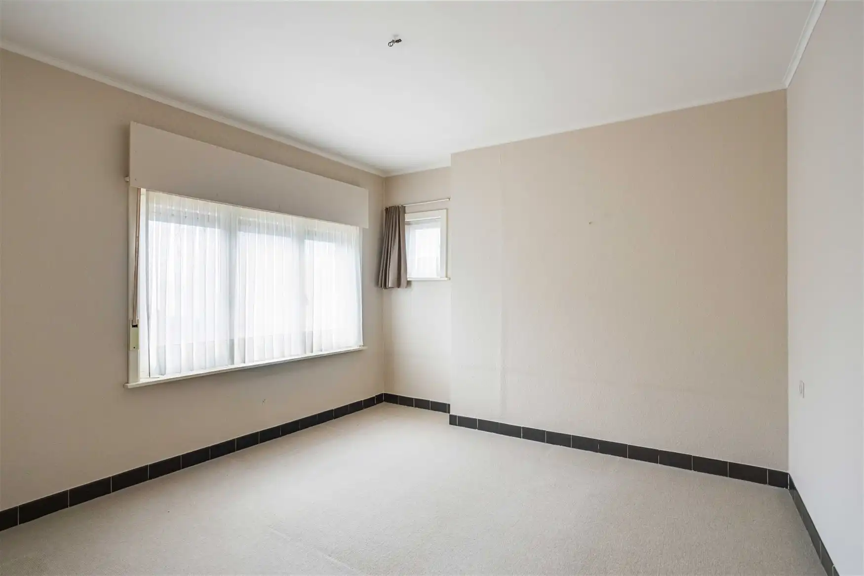Vrijstaande woning met retrocharme en renovatiepotentieel foto 9