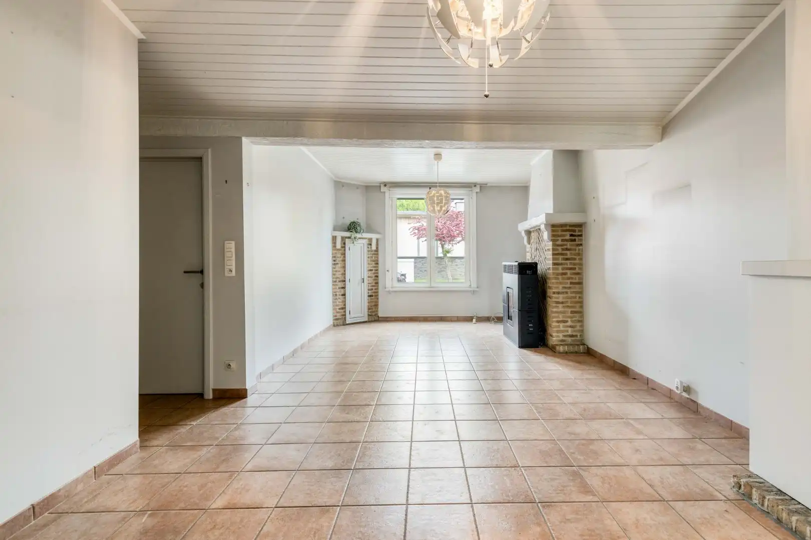 Gezellige rijwoning met grote garage, westgerichte tuin en unieke ligging in Lauwe! foto 2
