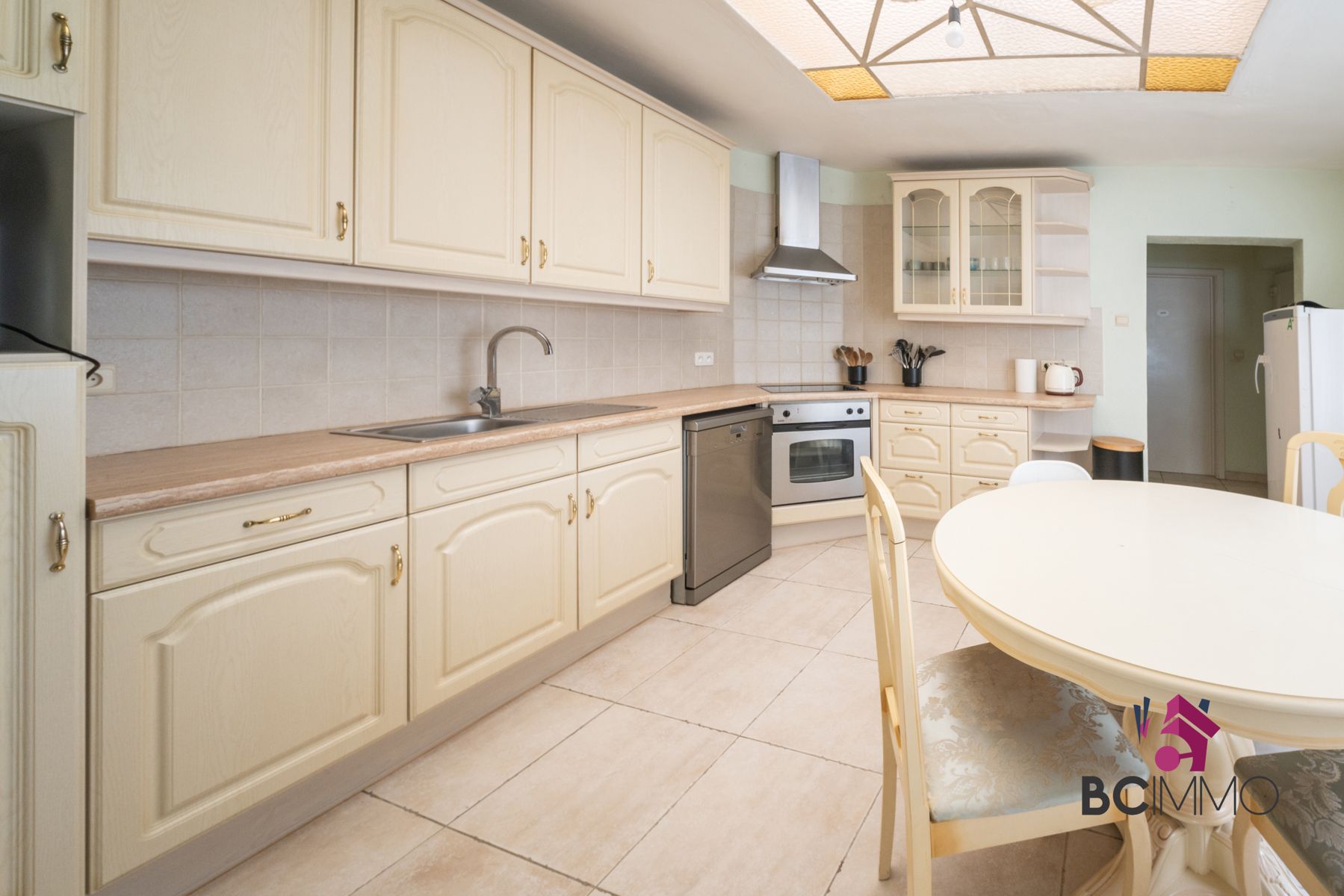 Karaktervolle woning met ruime tuin te Genk foto 7