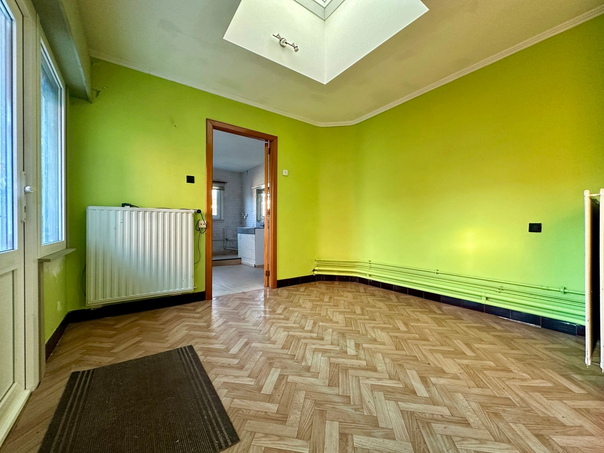 Op te knappen, ruime vrijstaande woning foto 13