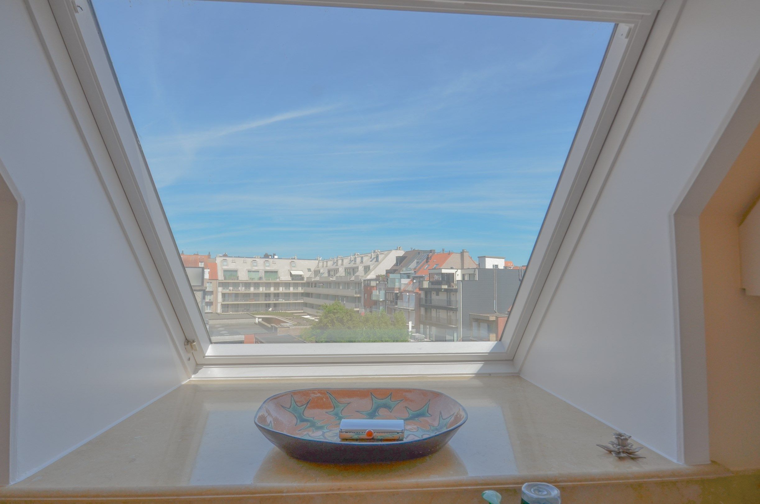 Stijlvol duplexappartement met zonnige terrassen en open zicht op de villa’s van het Zoute. foto 14