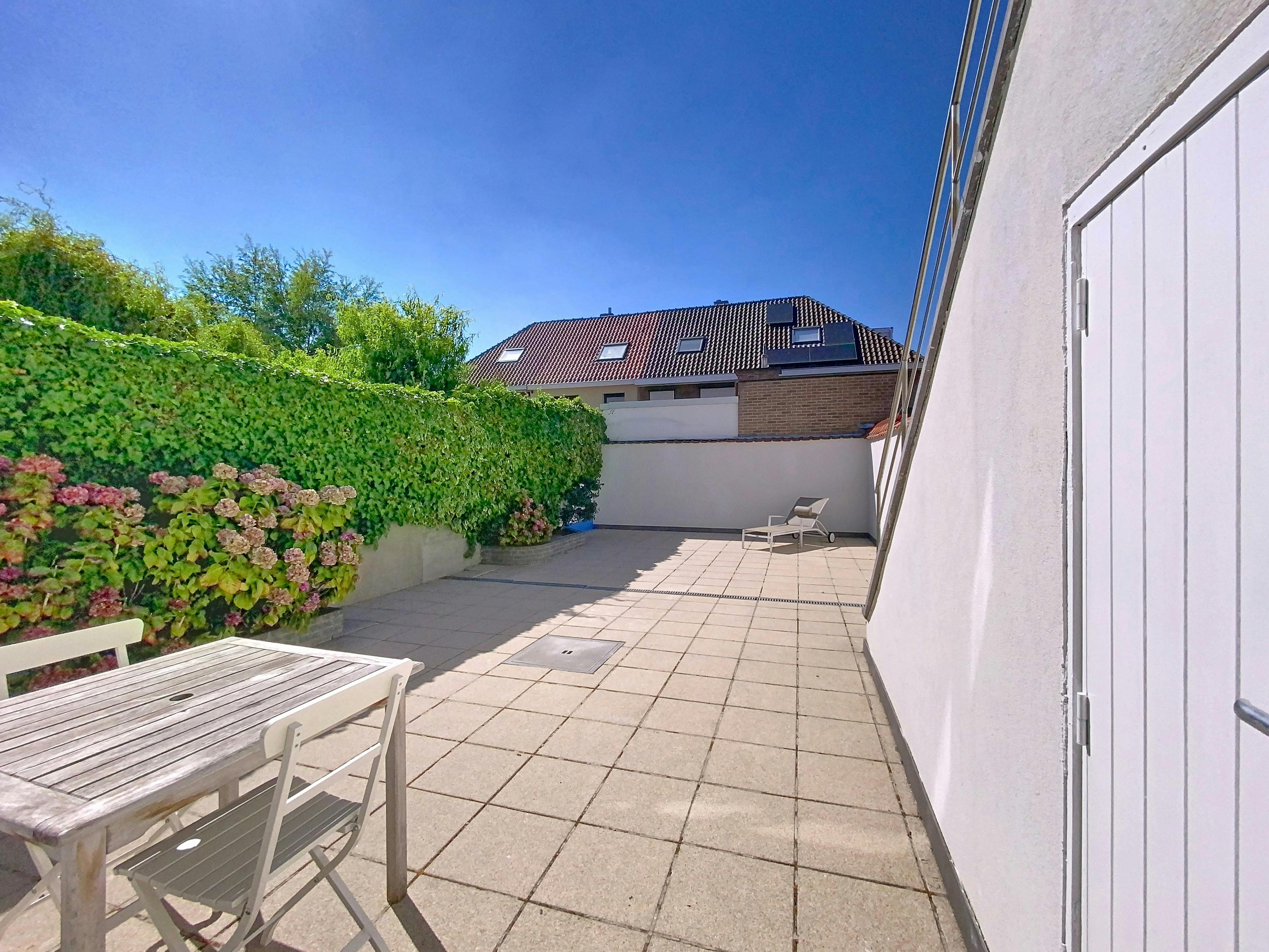 2-slaapkamer appartement met ruim terras te koop in Heist foto 3