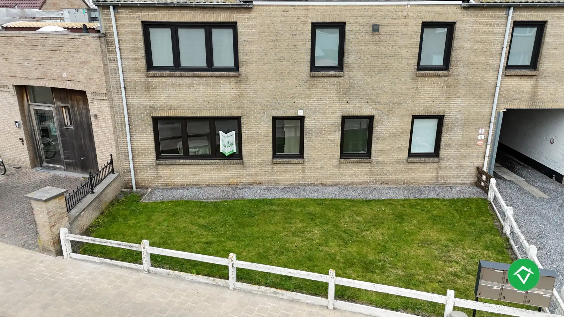 Gerenoveerd 2-slaapkamerappartement met tuin in Klemskerke, De Haan foto 2