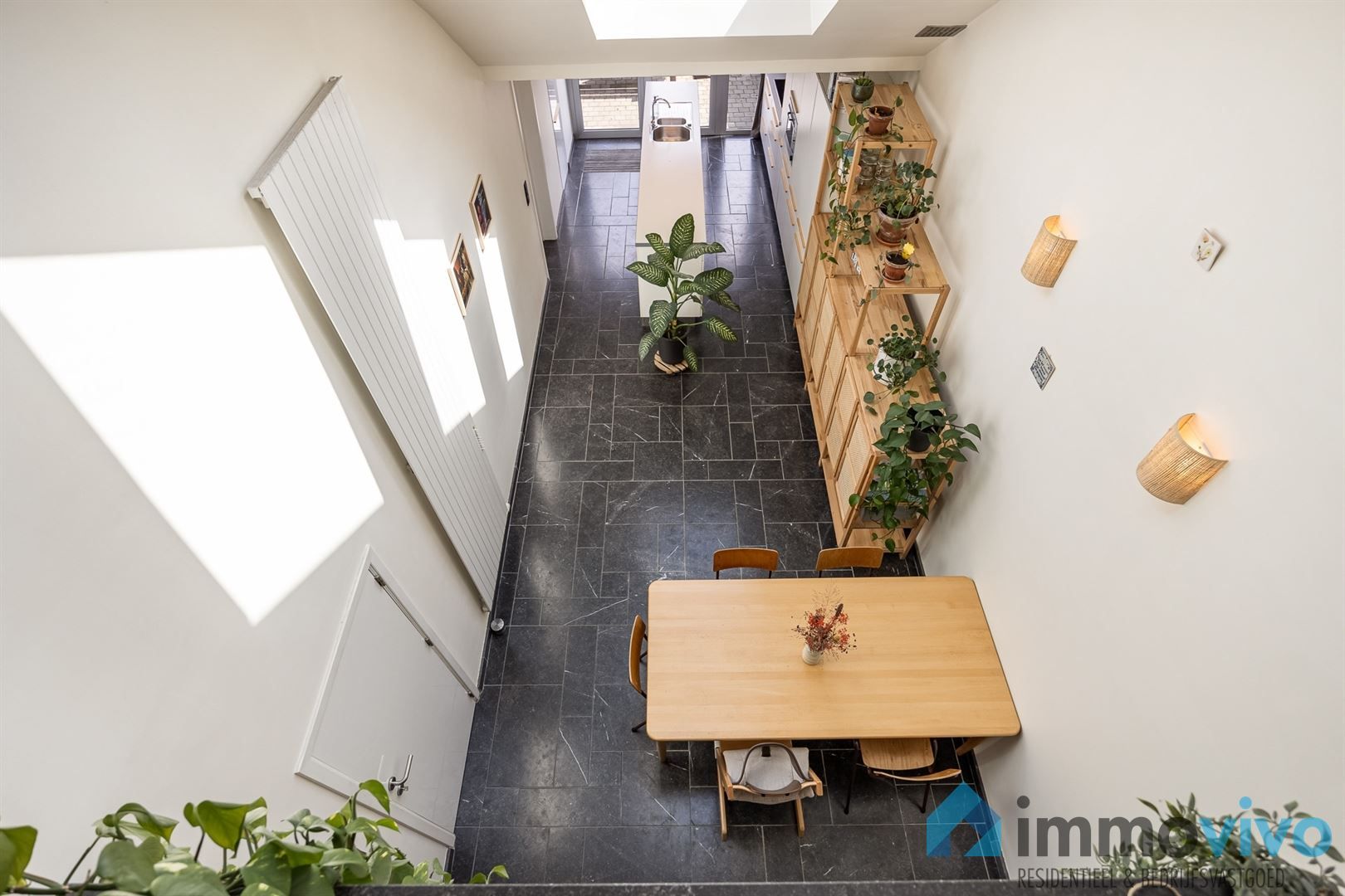 Lichtrijke woning met aangename tuin en garage met oprit foto 12