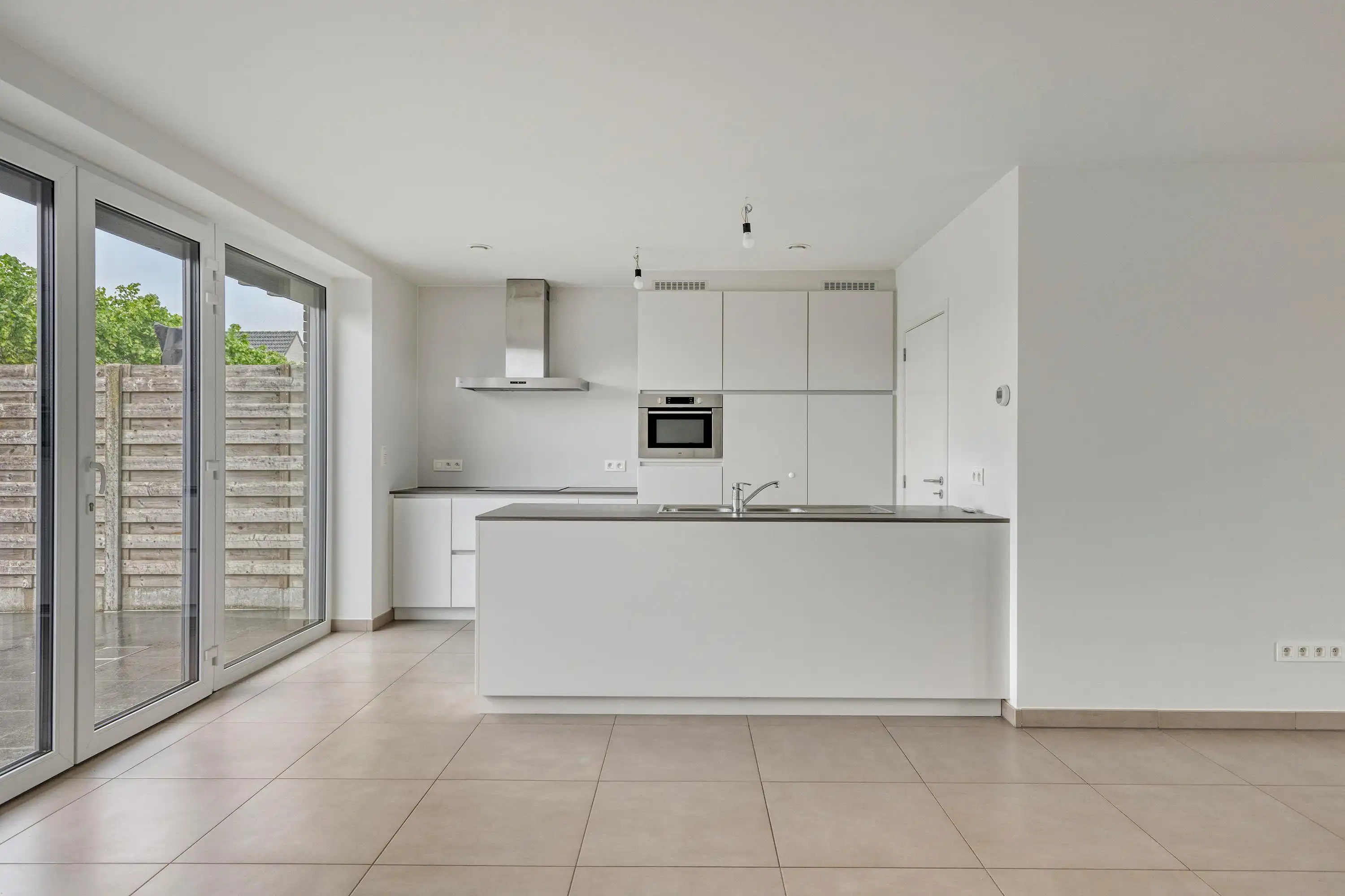 Instapklare en lichtrijke woning met tuin in Rumbeke te koop foto 9