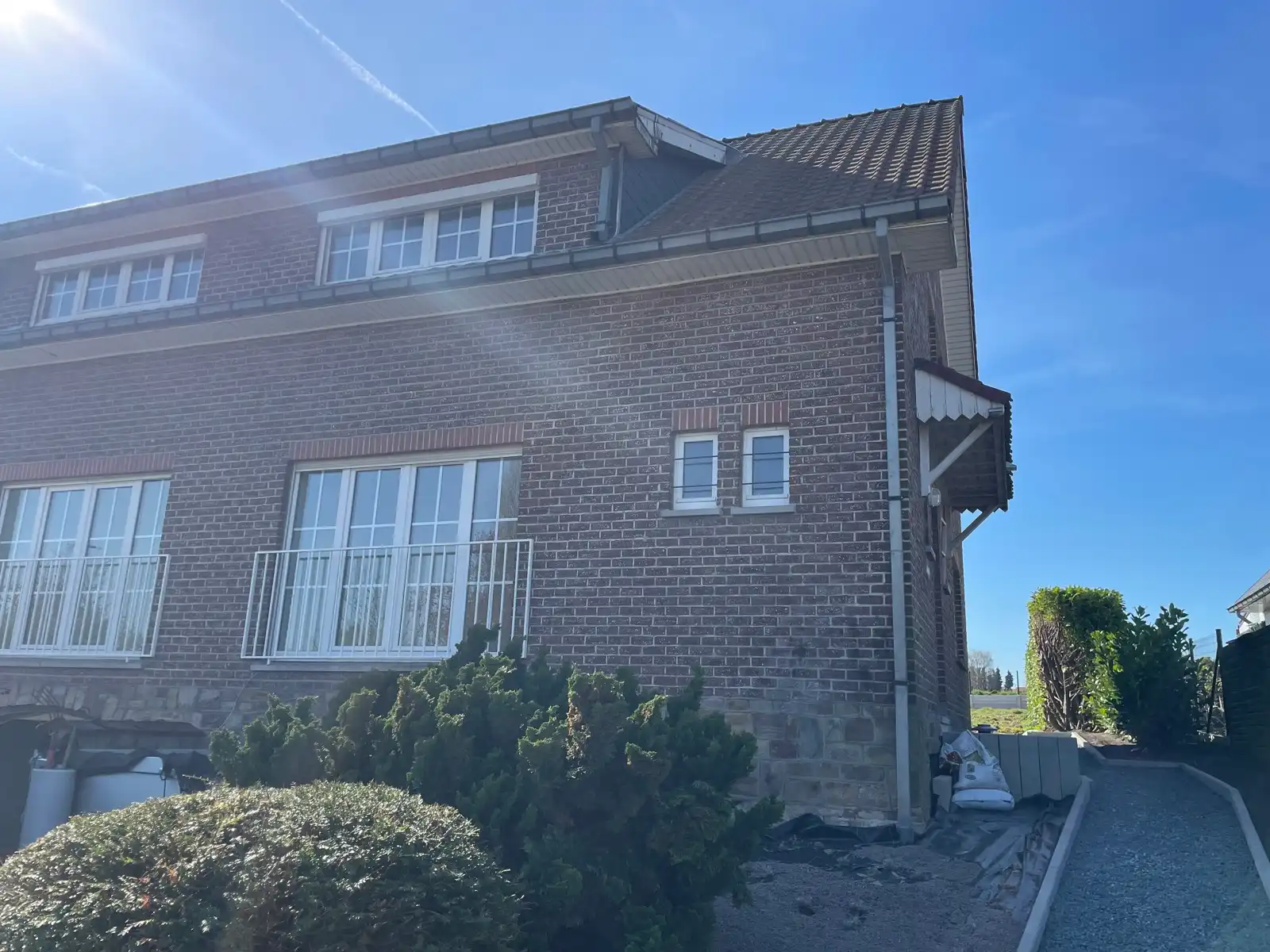 Leemans Immobiliën stelt u deze volledig gerenoveerde woning voor, gelegen op een gegeerde en centrale locatie in Asse. foto {{pictureIndex}}