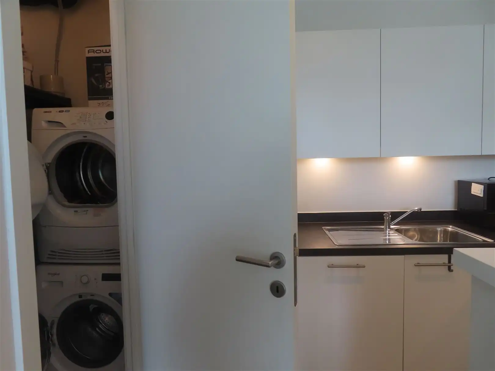 Knap gemeubeld beginners appartement met terras én parking! foto 8