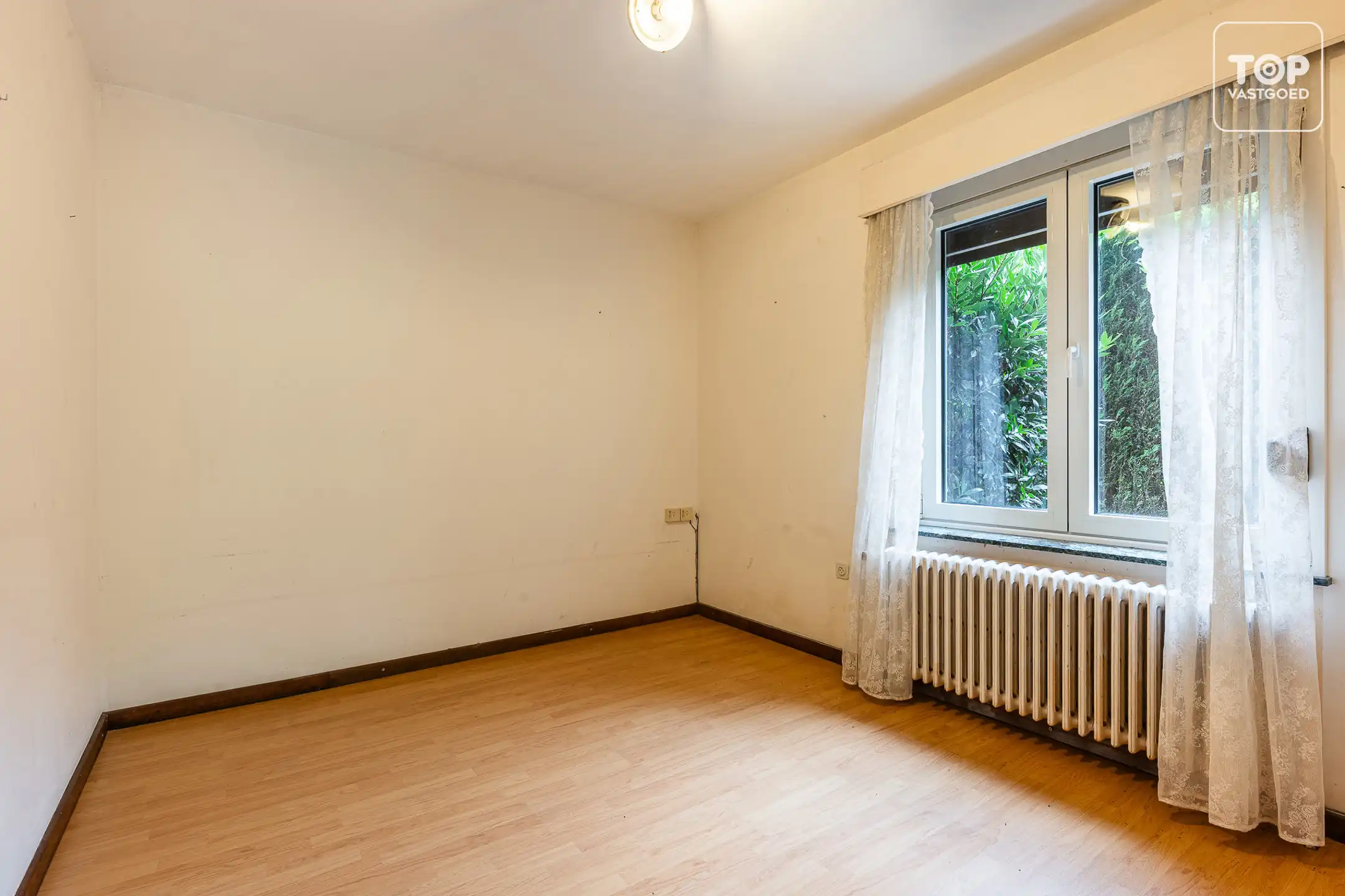 Ruime te renoveren woning met 4 slaapkamers op toplocatie foto 10