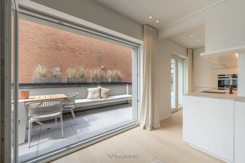 Lichtvolle, instapklare penthouse met drie volwaardige slaapkamers, meerdere terrassen en een open zicht op La Réserve en het Casinoplein. foto 4