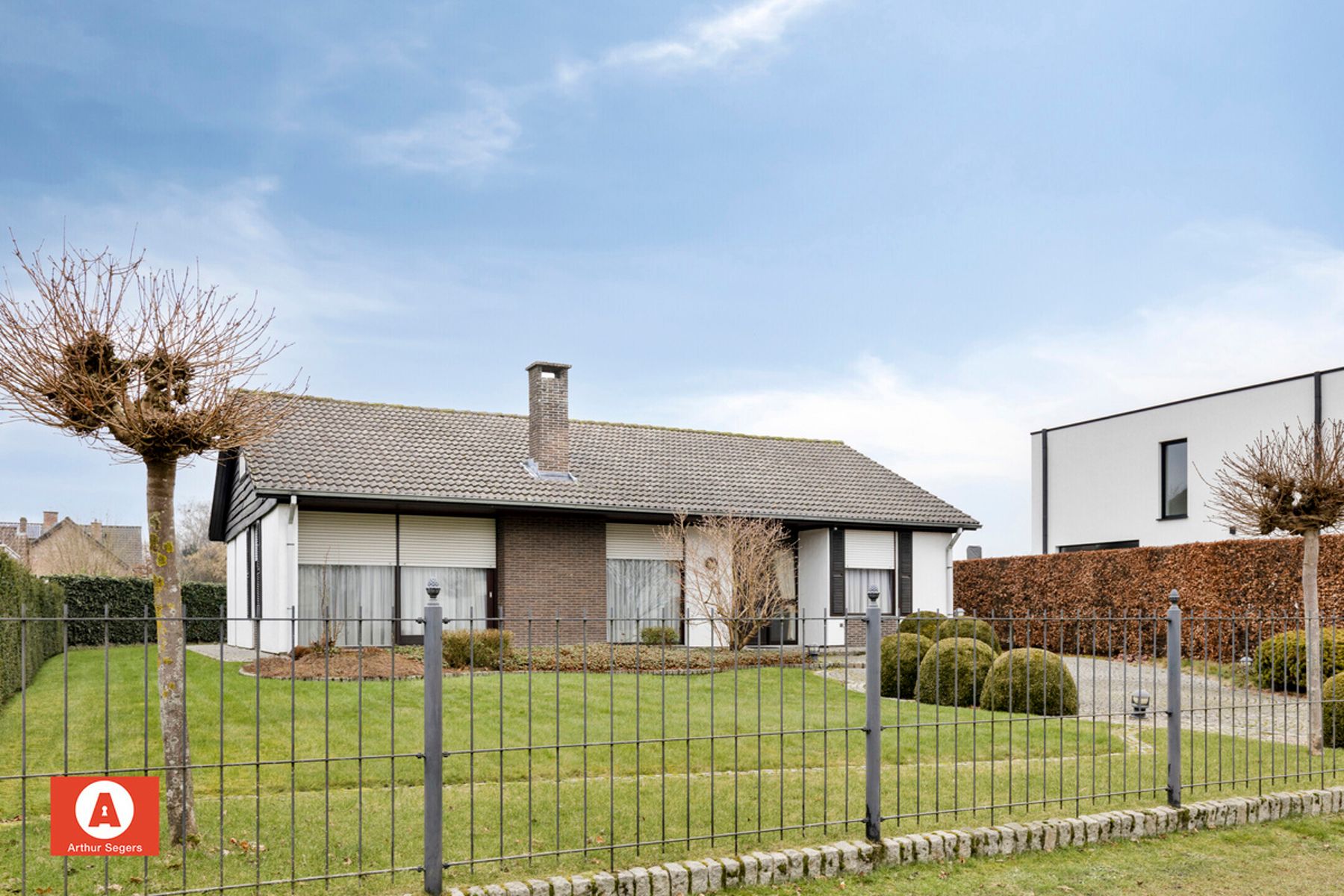 Ruime open bungalow-villa vol potentieel op toplocatie foto 2