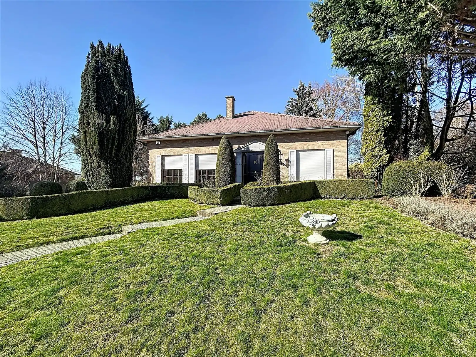 Hoofdfoto van de publicatie: Op te frissen villa, 3/4 slpks + zolder, tuin en garages