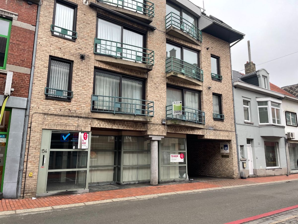 Gunstig gelegen twee slaapkamer appartement met individuele garage en ruim terras foto 2