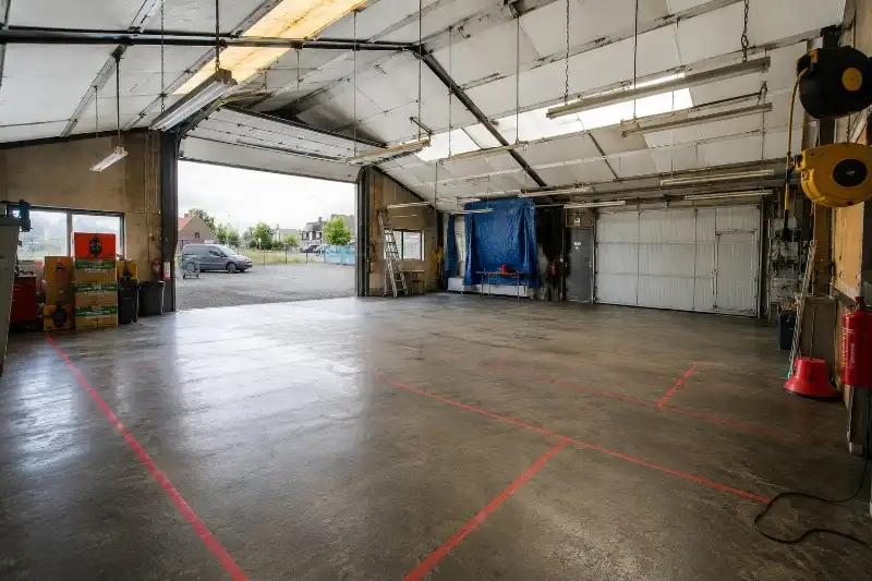 Bedrijfsgebouw met koer te huur foto 2