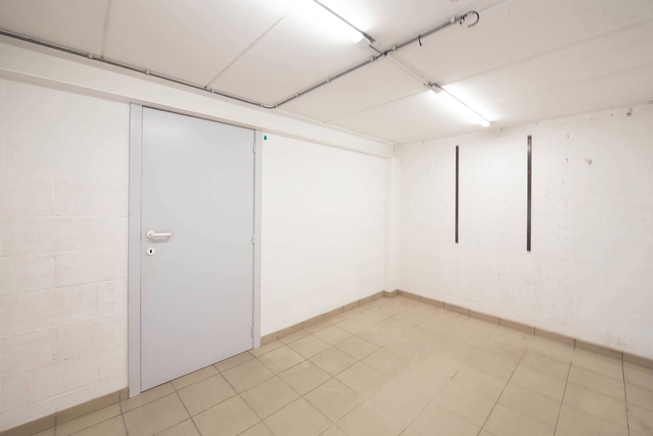 Centraal gelegen handelspand met parking.  foto 15