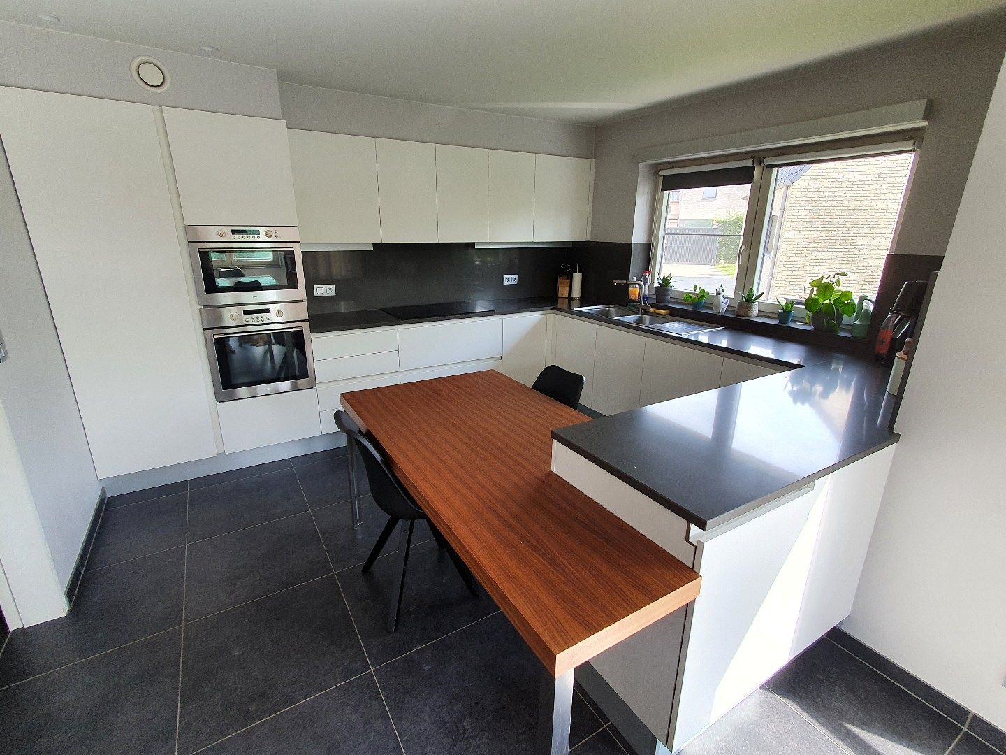 Volledig afgewerkte villa met 4 SLK en grote tuin foto 4