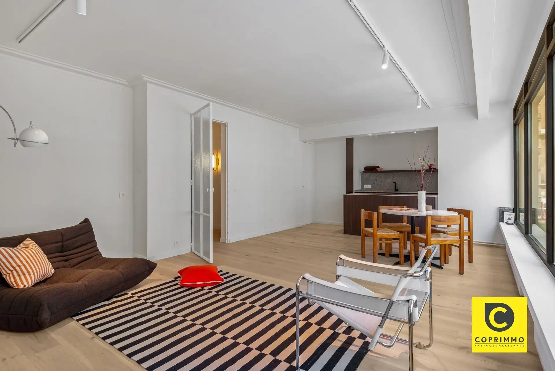Gerenoveerd pareltje met 3 slpks en 2 terrassen in de Merode wijk! foto {{pictureIndex}}