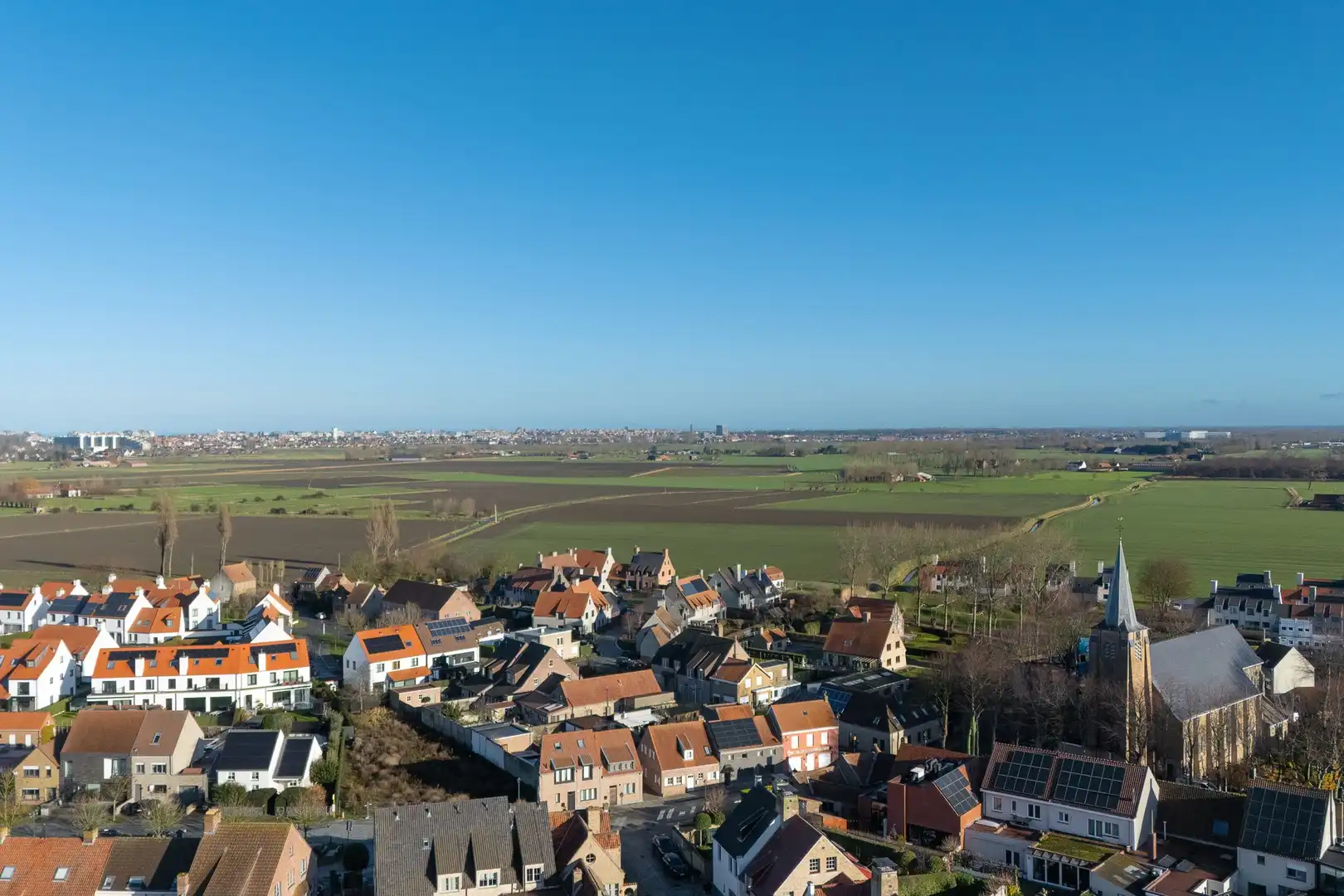 Ruime woning met vier slaapkamers en een grote tuin, gelegen in een rustige en aangename omgeving. foto 18