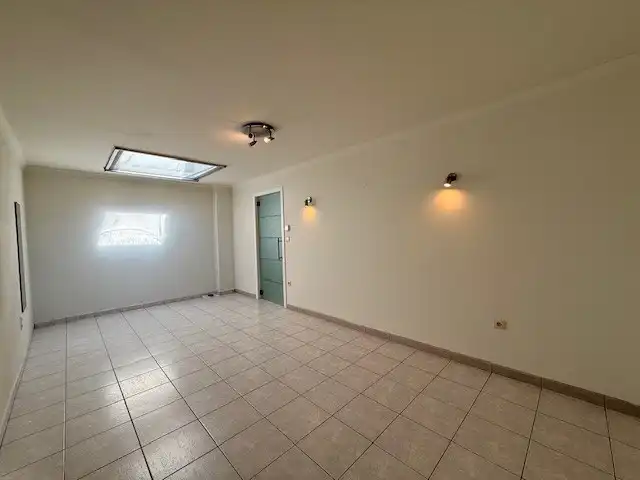 Duplex appartement met 2 slaapkamers en dakterras in het centrum van Maaseik.  foto 6